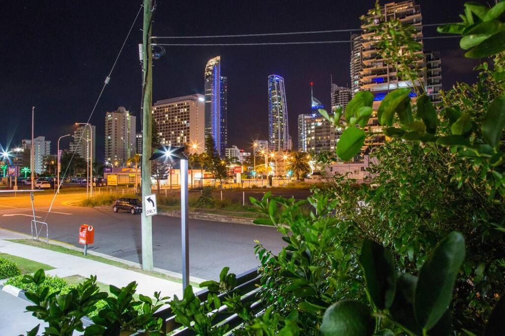 The Palm In Heart Of Surfers Paradise Villa Gold Coast Exterior photo